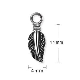 Pendant with oxidized feather for circle